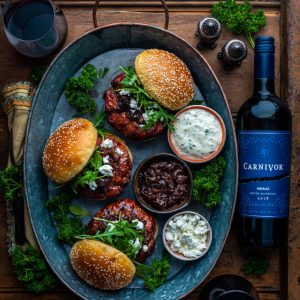 Burgers d’agneau garnis de chèvre et d’oignons caramélisés au vin Carnivor