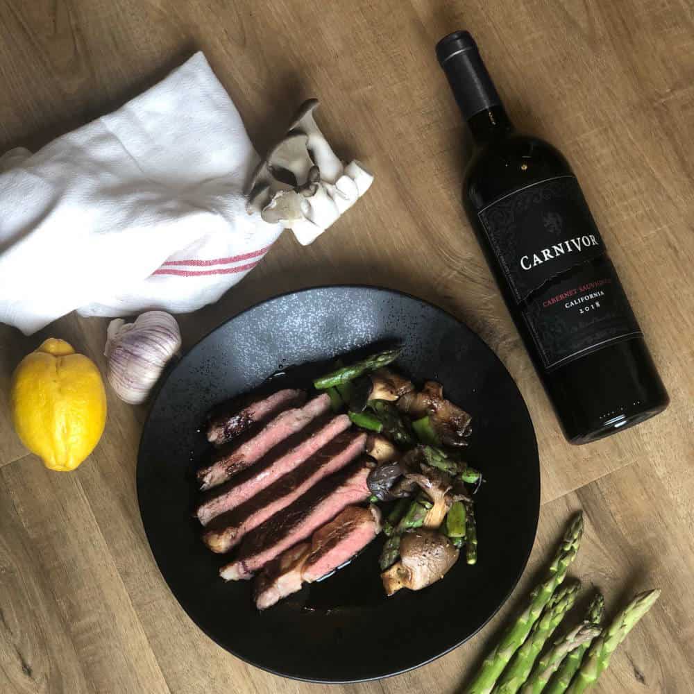 seared-ribeye-steak-wild-mushroom-carnivor-wine-sauce Faux-filet grillé avec champignons sauvages, asperges et sauce au vin Carnivor